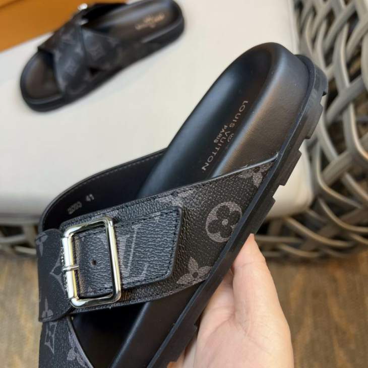 Picture of Louis Vuitton Slippers _SKULVsz38-45mnf01181442